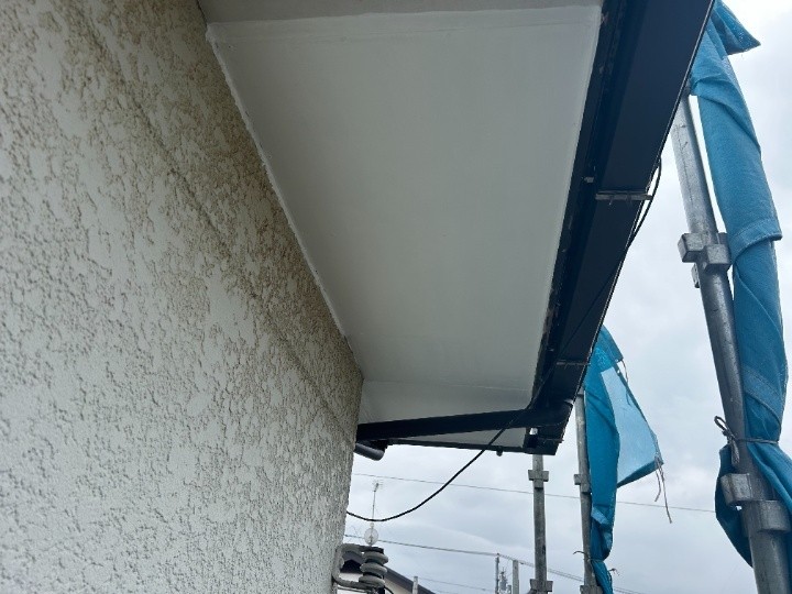 柏市南逆井にて傷んだ軒天に「ケイカル板5mm+ケンエース塗装」を採用した軒天交換工事を実施